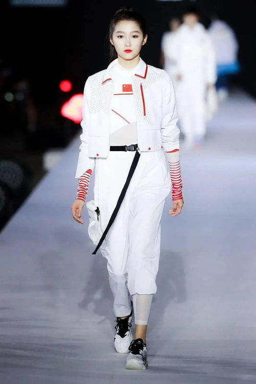 北京2022年冬奧會特許商品國旗款運(yùn)動服裝發(fā)布會